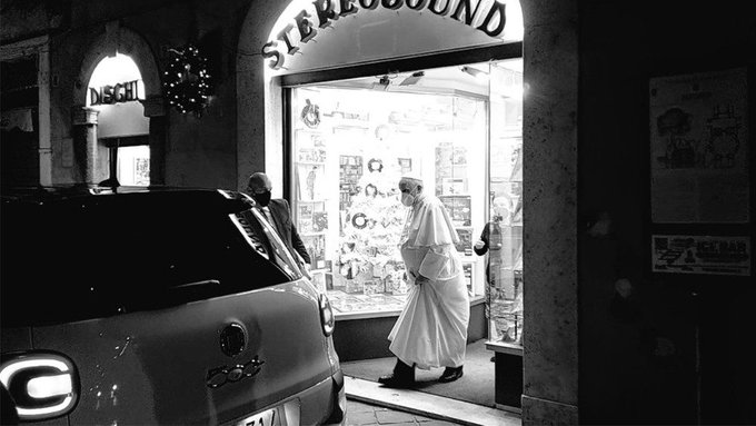 papa francisco sai de uma loja de discos em Roma