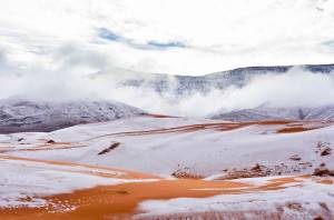 Região de Ain Sefra, na Argélia, amanheceu coberta de neve nesta quinta-feira (20)