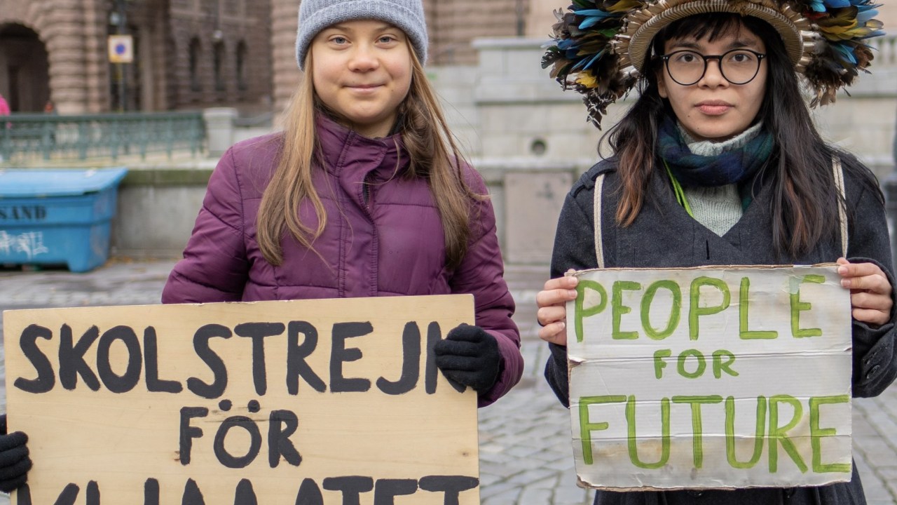 Txai Suruí ao lado da ativista sueca Greta Thunberg: a juventude vem dando o exemplo na luta contra as mudanças climáticas -