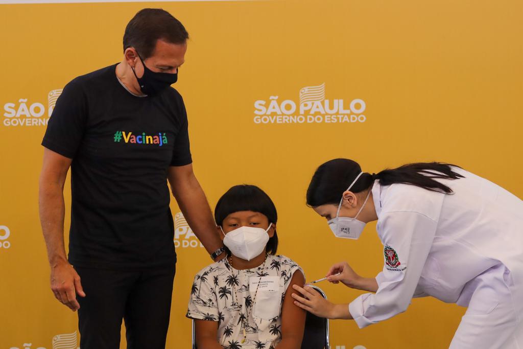 Davi, de 8 anos, foi a primeira criança a ser vacinada contra a Covid no Brasil