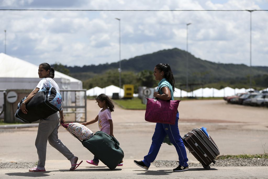 Imigrantes venezuelanos cruzam a fronteira com o Brasil, em 2019