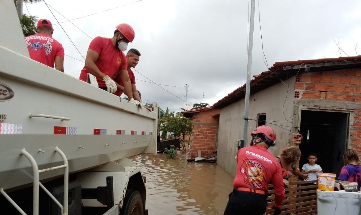 Defesa Civil remove famílias em área de risco na Vila Apolônia
