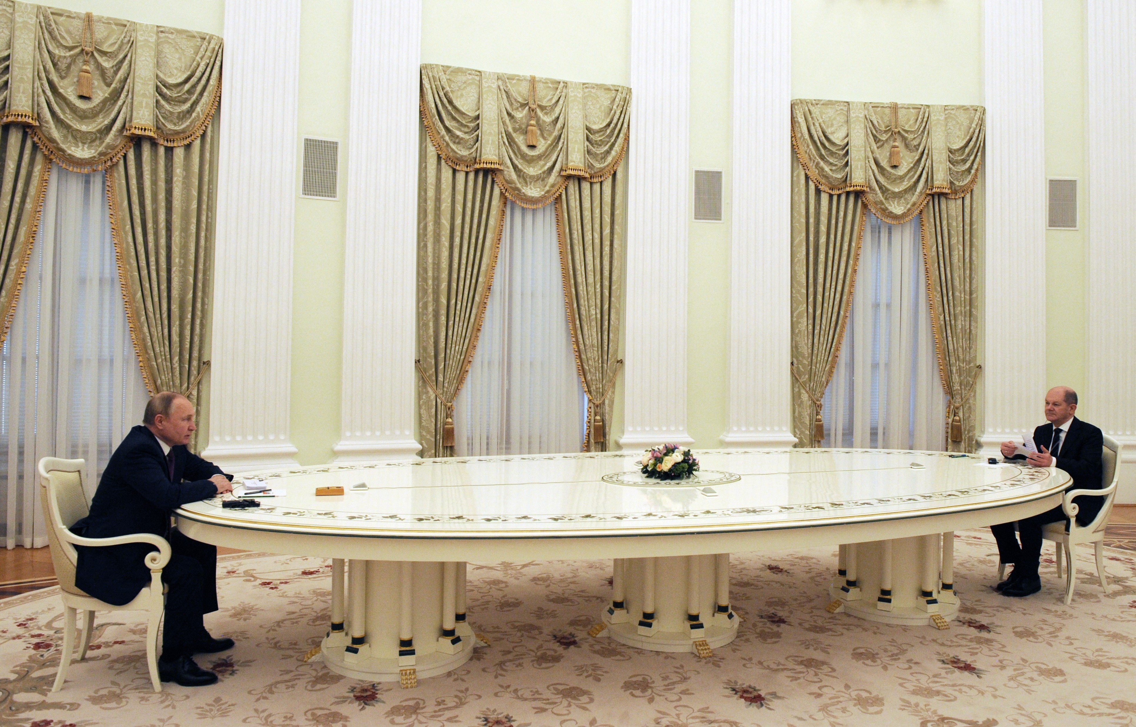 Presidente russo, Vladimir Putin, e chanceler alemão, Olaf Scholz, na imponente mesa branca no Kremlin. 15/02/2022