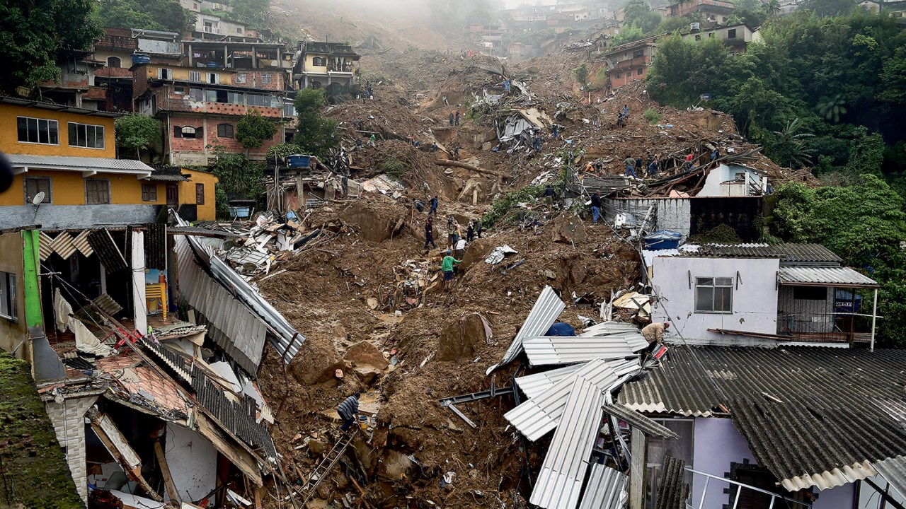 Destruição em Petrópolis após a chuva. Tragédia anunciada