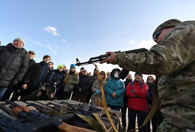 Moradores participam de um treinamento aberto organizado por veteranos de guerra para civis, onde ensinam o manuseio básico de armas -