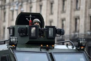 Militar ucraniano em veículo blindado na região central de Kiev. 2/02/2022