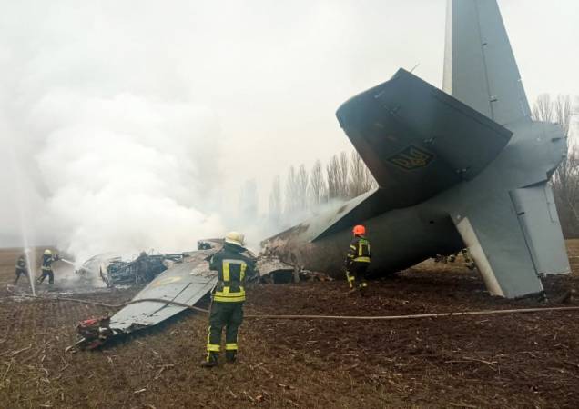 Equipes de emergência trabalham no local do acidente de um avião militar ucraniano ao sul de Kiev -