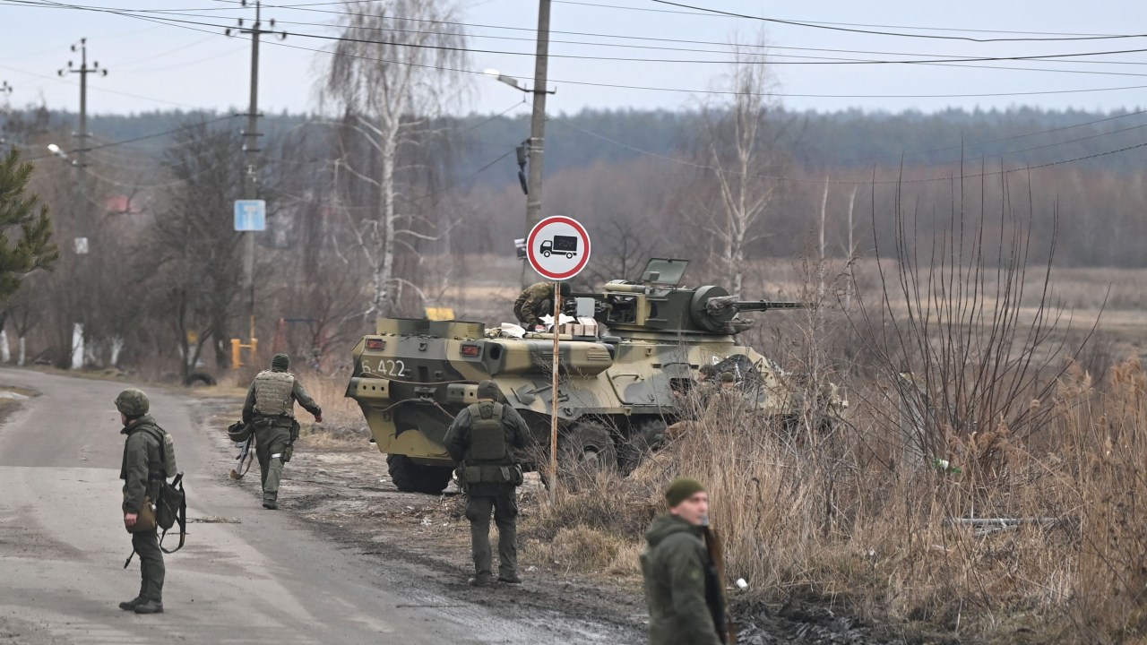 Militares ucranianos vistos ao norte de Kiev. 24/02/2022