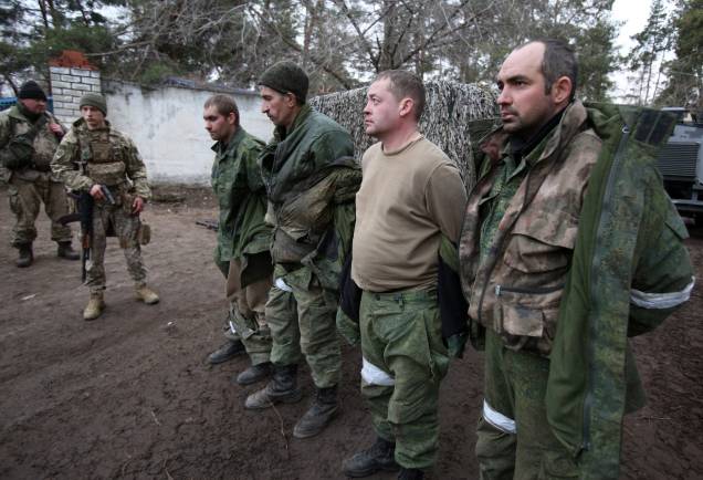 Forças ucranianas detêm militares da autoproclamada República Popular de Lugansk, na Ucrânia -