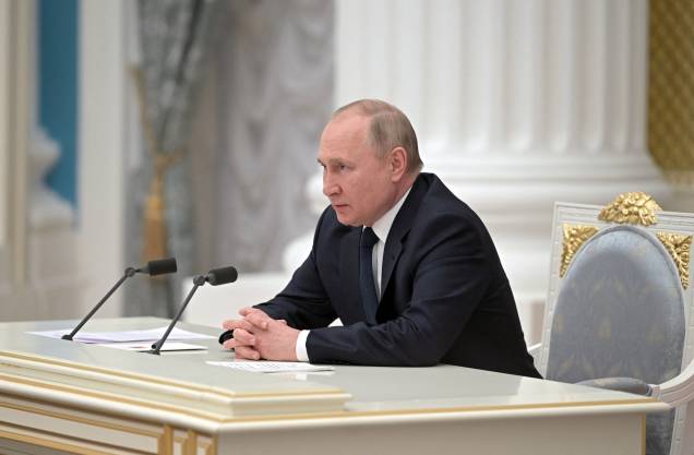 O presidente russo, Vladimir Putin, preside uma reunião de grandes empresas no Kremlin, em Moscou -