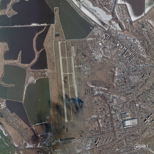 Nesta imagem de satélite, a fumaça sobe da Base Aérea de Chuhuiv, na Ucrânia -