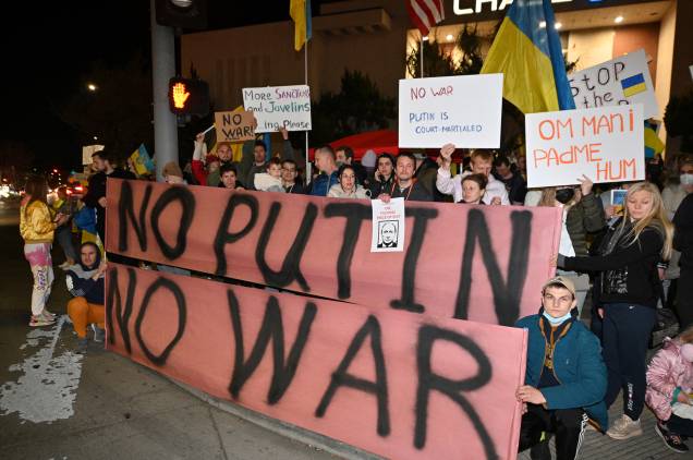 Manifestantes protestam contra a invasão russa no bairro de Studio City, em Los Angeles, na Califórnia -