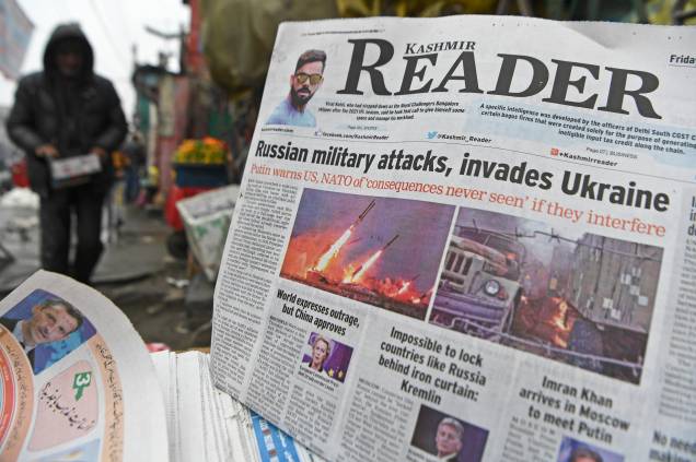 Manchete noticiando os ataques russos em uma banca de jornais, em Srinagar, na Índia -