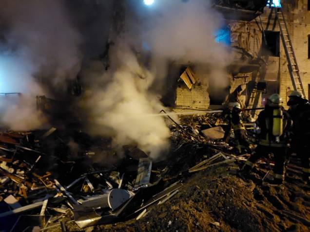 Bombeiros apagam um incêndio em um prédio residencial danificado na rua Koshytsa, na capital ucraniana, em Kiev -