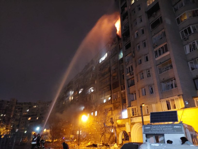 Bombeiros apagam um incêndio em um prédio residencial danificado na rua Koshytsa, na capital ucraniana, em Kiev -