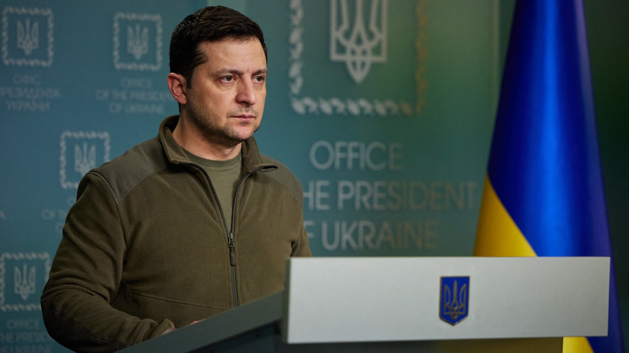 Ukrainian President Volodymyr Zelensky addresses the nation in Kyiv early on February 25, 2022. - Invading Russian forces pressed deep into Ukraine as deadly battles reached the outskirts of Kyiv, with explosions heard in the capital early Friday that the besieged government described as "horrific rocket strikes". The blasts in Kyiv set off a second day of violence after Russian President Vladimir Putin defied Western warnings to unleash a full-scale ground invasion and air assault that quickly claimed dozens of lives and displaced at least 100,000 people. (Photo by Handout / UKRAINE PRESIDENCY / AFP) / RESTRICTED TO EDITORIAL USE - MANDATORY CREDIT "AFP PHOTO / Ukraine presidency / handout" - NO MARKETING - NO ADVERTISING CAMPAIGNS - DISTRIBUTED AS A SERVICE TO CLIENTS