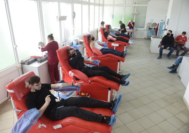 Pessoas doam sangue para o exército no Centro de Serviço de Sangue na cidade de Lviv, no oeste da Ucrânia -