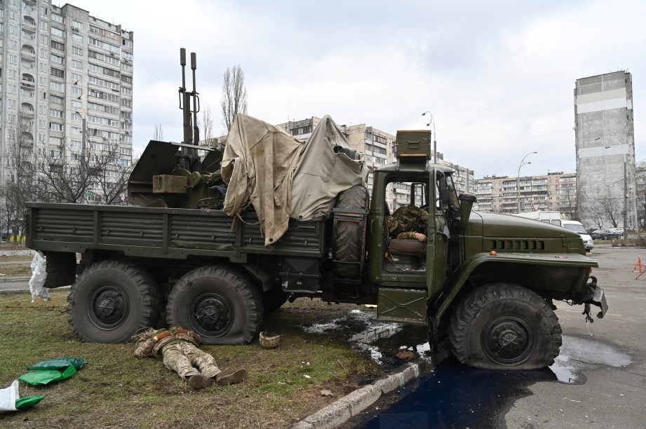 Corpos de militares russos vestindo uniforme de serviço ucraniano após serem baleados durante um ataque na capital ucraniana de Kiev -