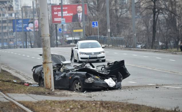 Os destroços de um veículo em uma estrada após ataque russo na capital ucraniana de Kiev -