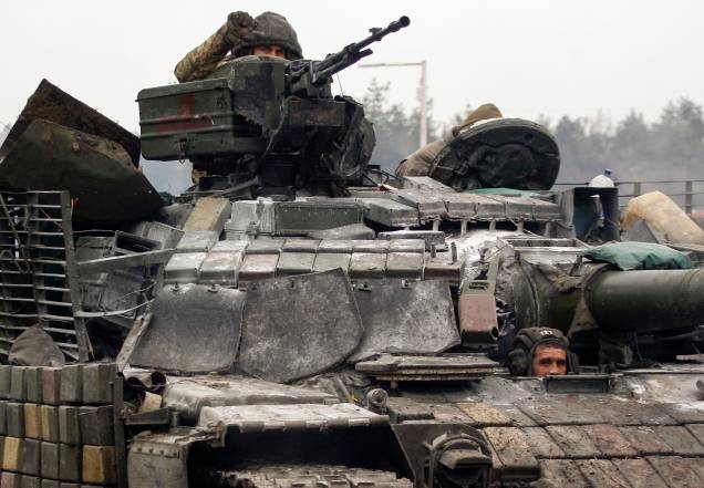 Militares ucranianos gesticulam em tanques em direção à linha de frente com as forças russas na região de Lugansk, na Ucrânia -