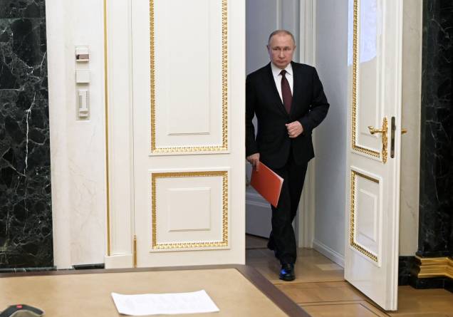 O presidente russo Vladimir Putin chega para presidir uma reunião do Conselho de Segurança por meio de vídeo, em Moscou -