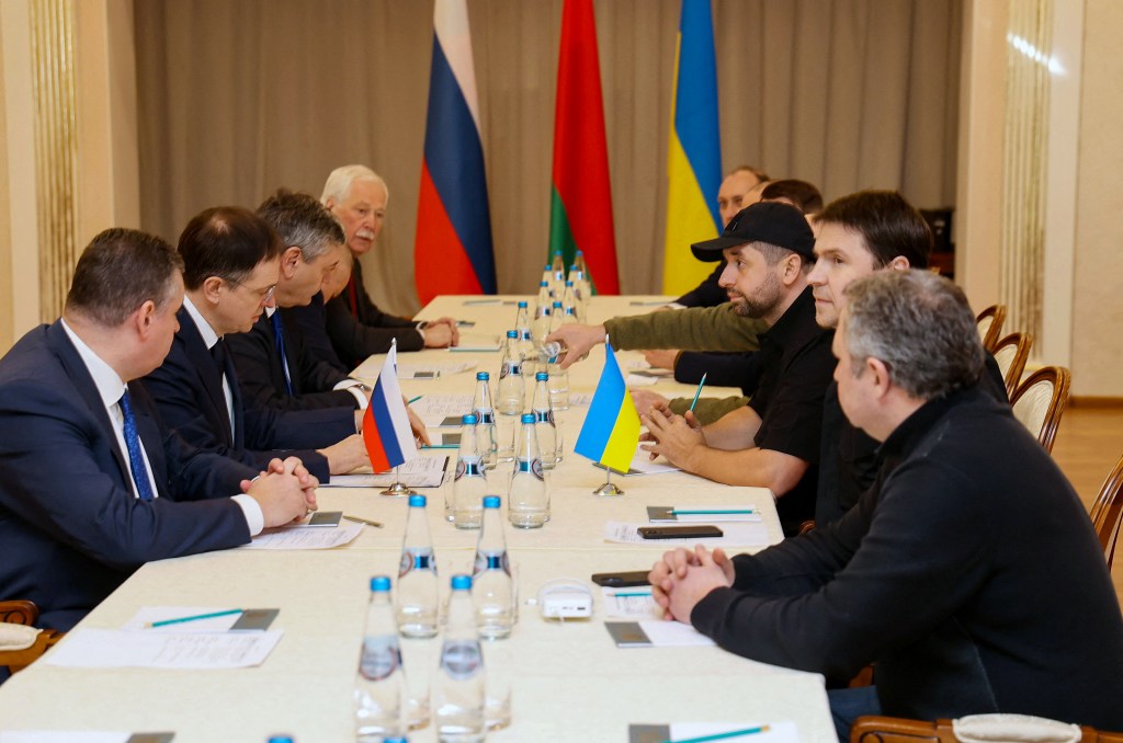 Delegações de Ucrânia e Rússia durante encontro em Gomel, Belarus. 28/02/2022