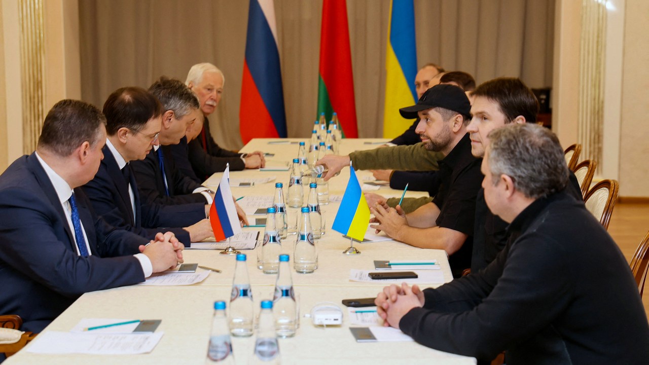 Delegações de Ucrânia e Rússia durante encontro em Gomel, Belarus. 28/02/2022