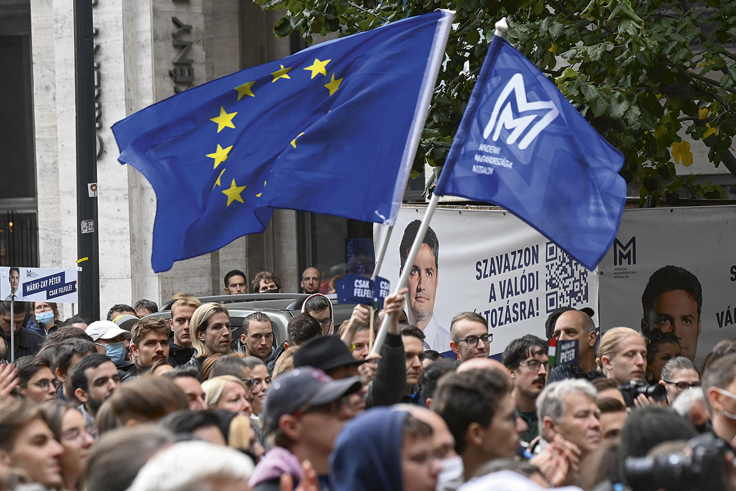 UNIÃO - Comício da oposição: um só candidato e bandeiras da UE e da Hungria -