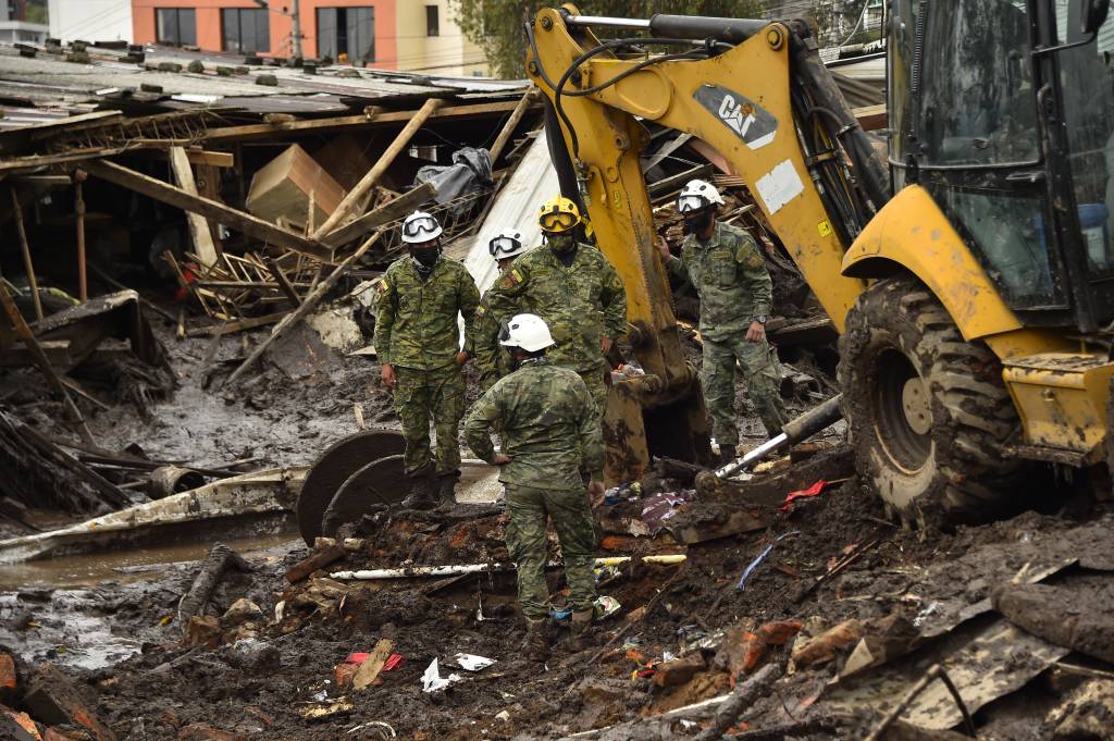 Equipe de busca e resgate em casa destruída por deslizamento em Quito, Equador. 01/02/2022