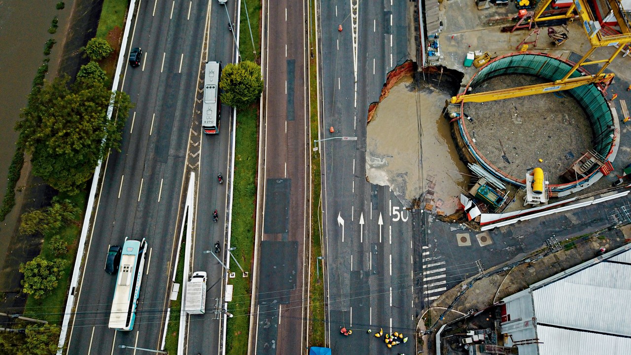 Vista aérea mostrando O acidente durante a construção da Linha 6-Laranja do Metrô de São Paulo que fechou a Avenida Marginal Tietê -