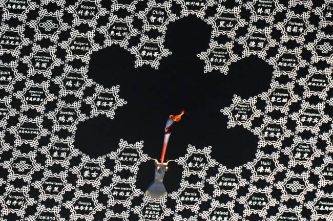 A chama olímpica é fotografada durante a cerimônia de abertura dos Jogos Olímpicos de Inverno de Pequim 2022, no Estádio Nacional, conhecido como Ninho de Pássaro, em Pequim, em 4 de fevereiro de 2022