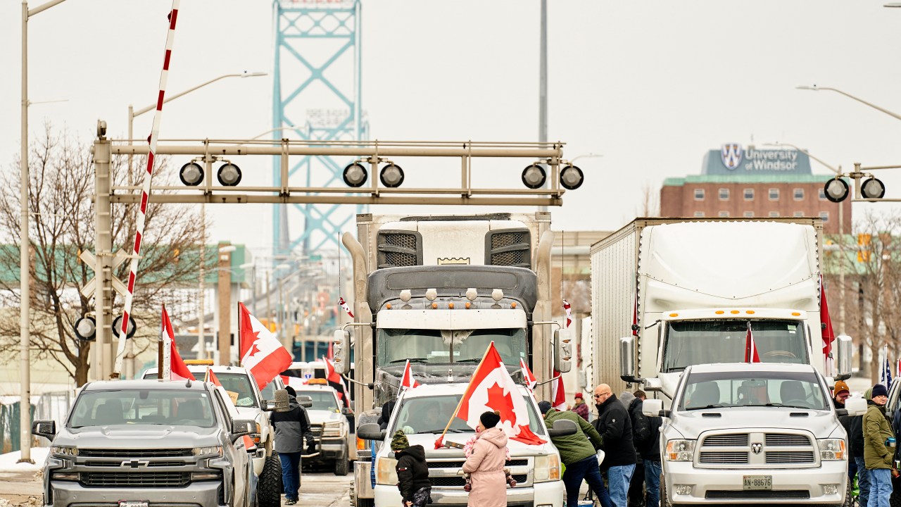 Manifestantes bloqueiam ponte que liga a cidade canadense de Windsor a Detroit, nos Estados Unidos, principal ligação terrestre entre os dois países. 08/02/2022