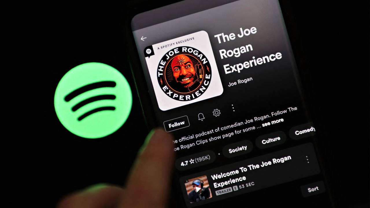 Polêmico podcast "The Joe Rogan Experience" é reproduzido no Spotify. 31/01/2022