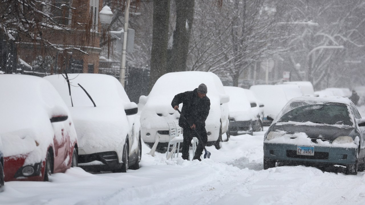 Homem retira neve em Chicago, Illinois. 02/02/2022
