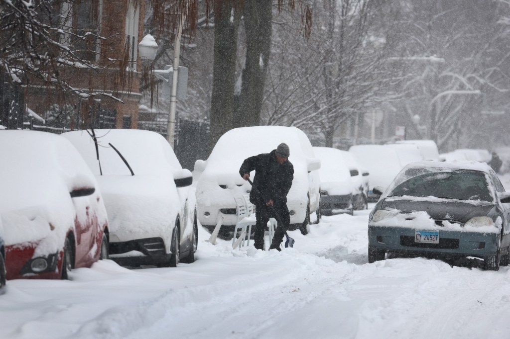 Homem retira neve em Chicago, Illinois. 02/02/2022