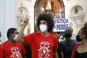O vereador de Curitiba Renato Freitas (PT), durante ato em igreja “contra o racismo e toda a forma de violência”