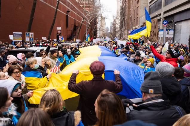 Pessoas se reúnem para um protesto como demonstração de apoio à Ucrânia, em Nova York -