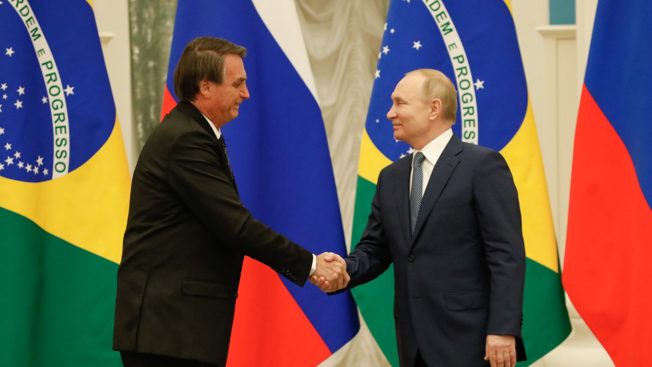 Bolsonaro cumprimenta Putin durante visita à Rússia -