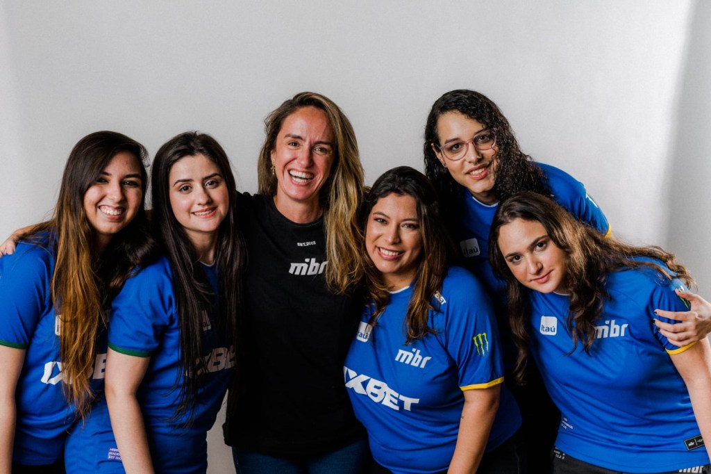 Equipe feminina MIBR. Cellax, Bizinha, Roberta Coelho (CEO), Flystyle, Arkynha e Lyttlez