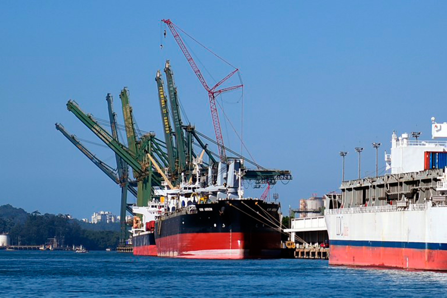CARREGAMENTO DE NAVIOS - Investimento nos portos brasileiros foi o menor em 14 anos -