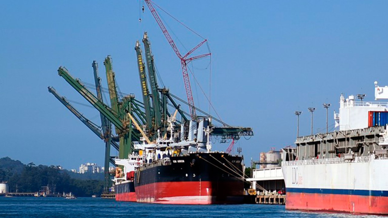 CARREGAMENTO DE NAVIOS - Investimento nos portos brasileiros foi o menor em 14 anos -