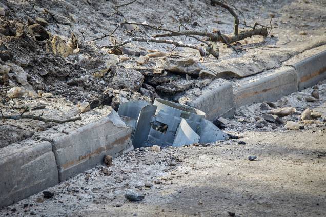 Um míssil a jato encravado em uma estrada danificada após a operação militar russa em Kharkiv, na Ucrânia -