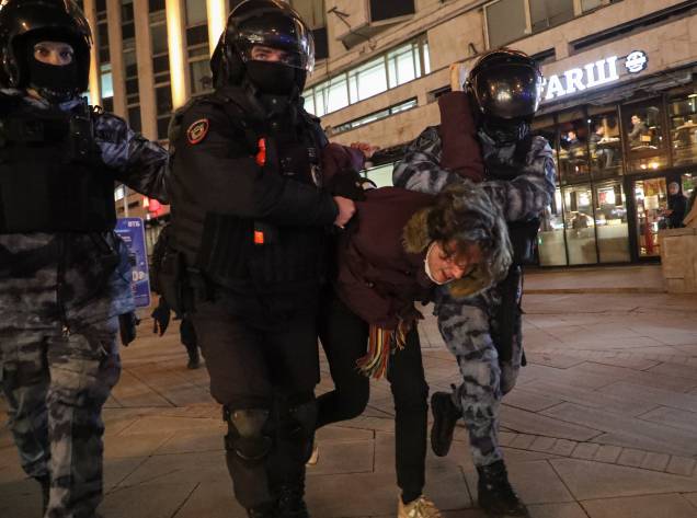 Policiais russos detêm um manifestante durante um protesto contra a entrada de tropas russas na Ucrânia, em Moscou -