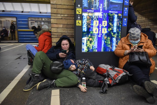 Ucranianos se abrigam em estação de metrô após alarme de sirenes de ataque aéreo em Kiev -