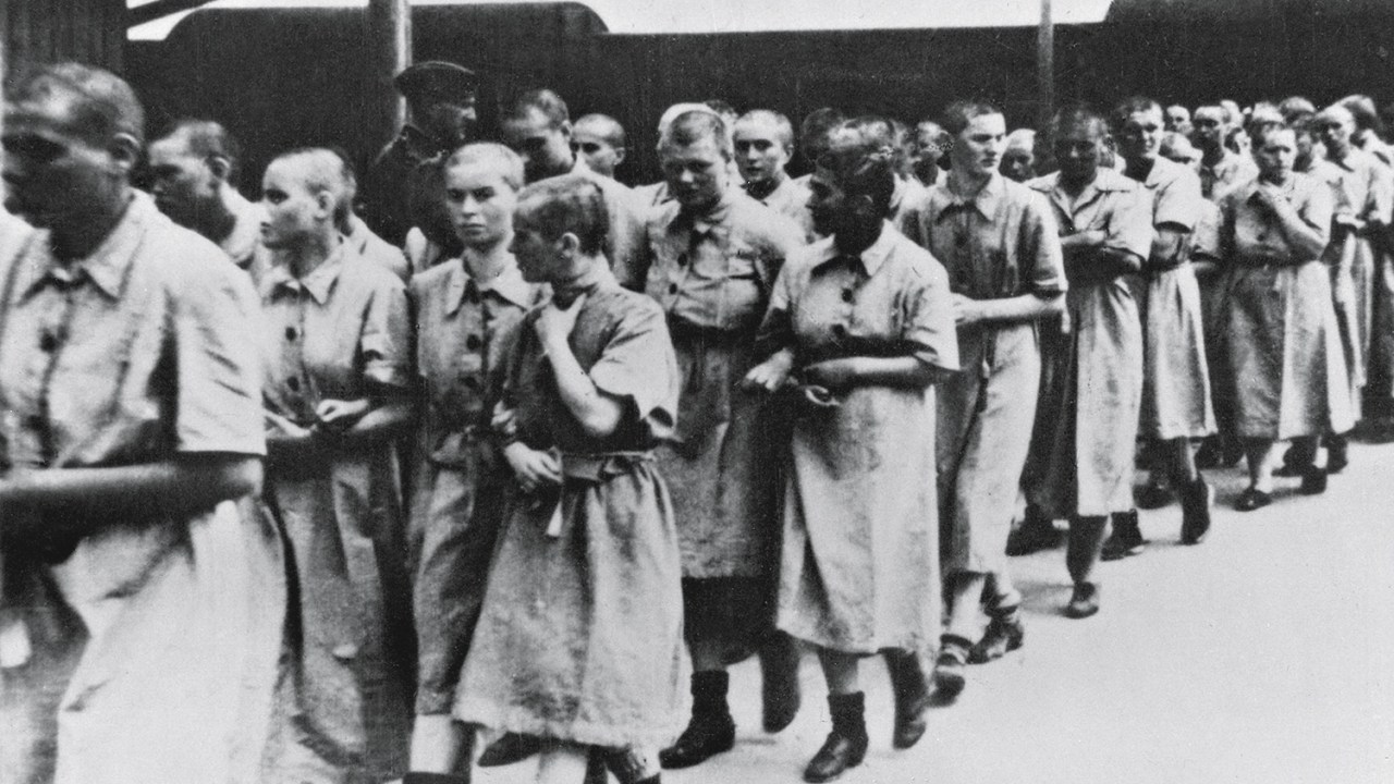 GENOCÍDIO - Mulheres no campo de concentração: alta-costura em meio ao horror -