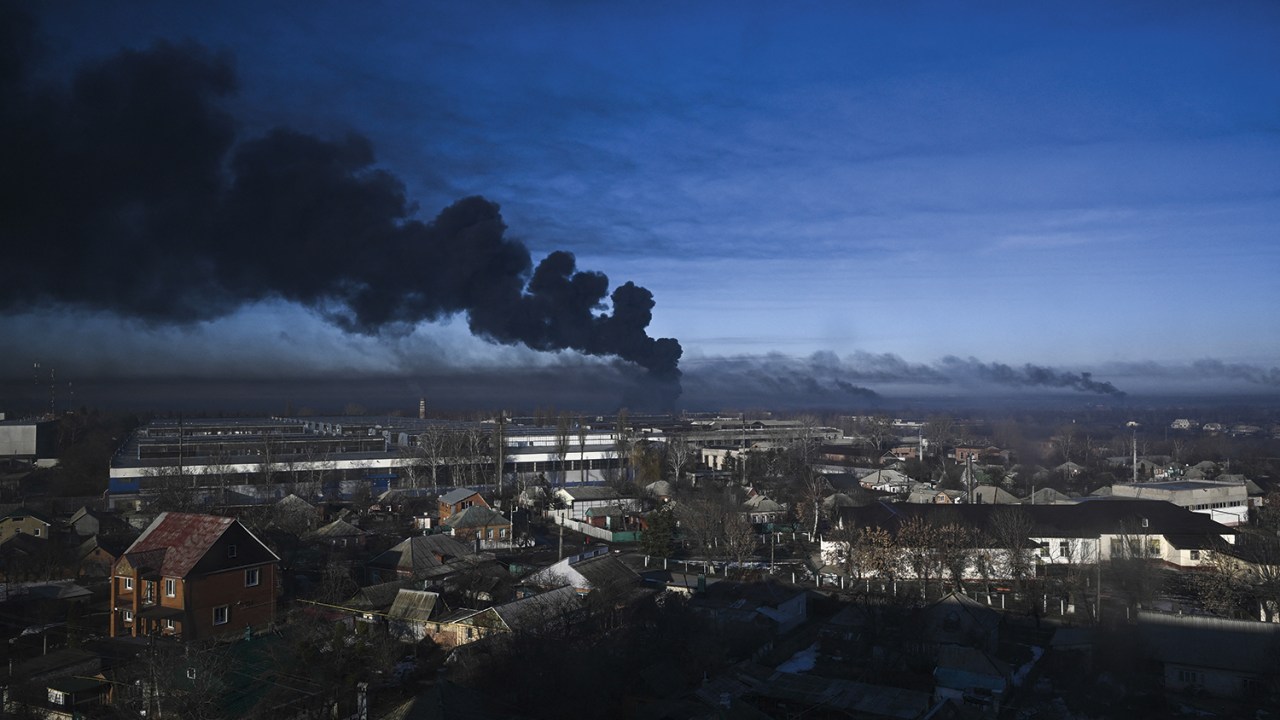 ATAQUE COORDENADO - Fumaça em aeroporto militar da Ucrânia: a invasão começou com a explosão de mísseis em vários pontos -