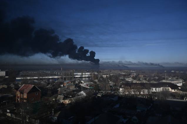 Fumaça preta sobe de um aeroporto militar em Chuguyev, perto de Kharkiv -