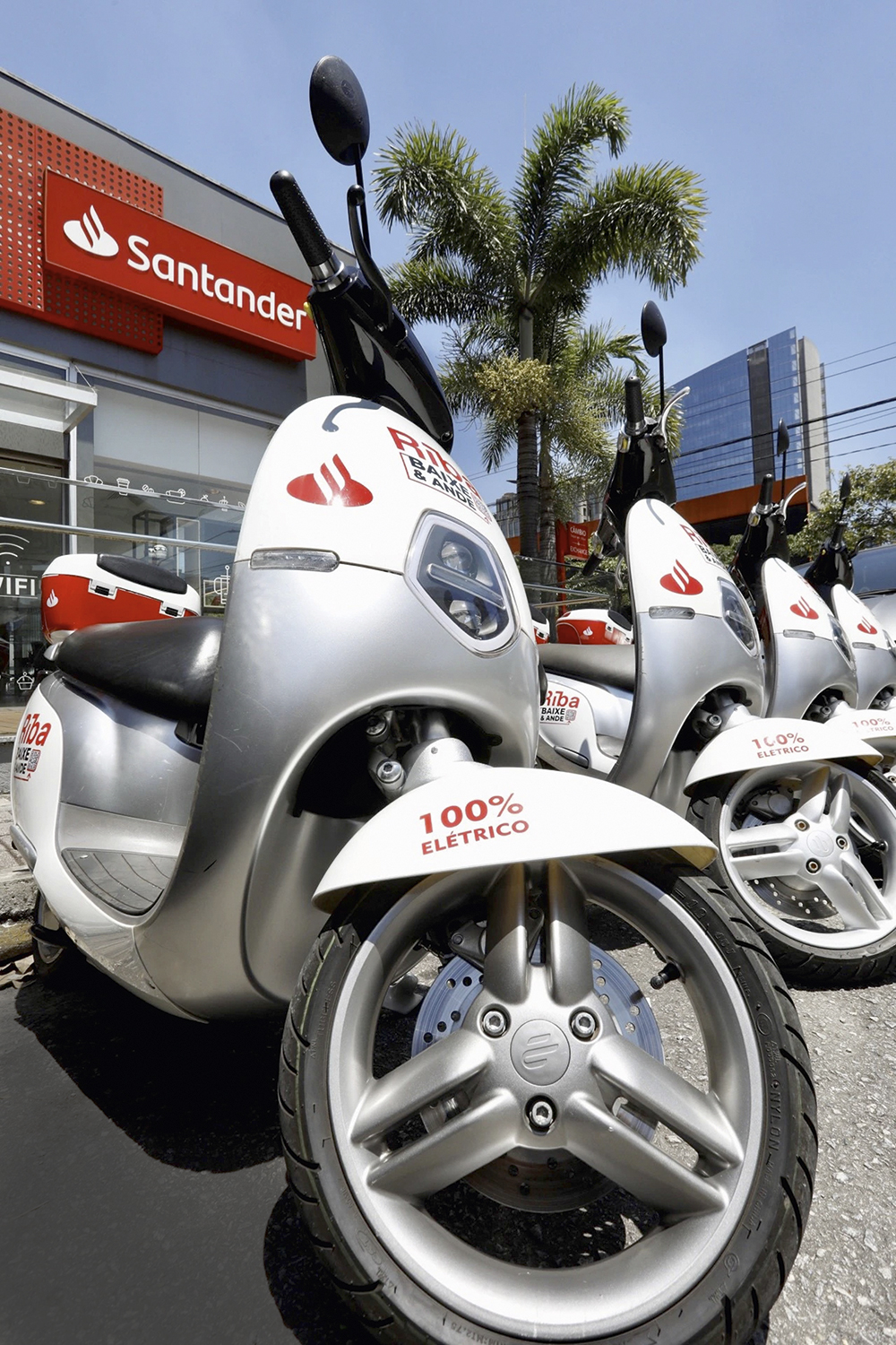 SUSTENTÁVEL - As scooters elétricas do Santander: menos gás carbônico na atmosfera -