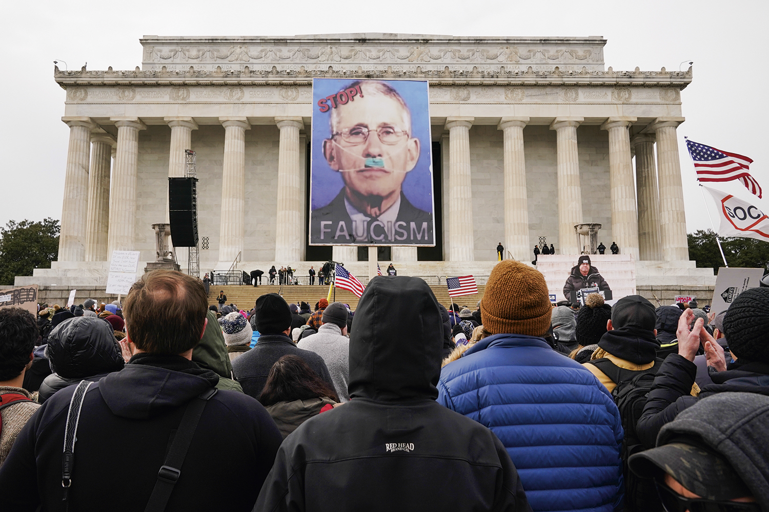 EQUÍVOCO - Fauci, pintado como Hitler: a esdrúxula comparação dos radicais -