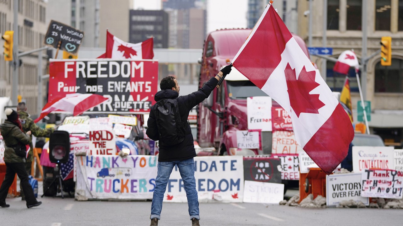 DESORDEM - Manifestante agita a bandeira canadense em Ottawa: atestado de vacina disparou protesto na capital -